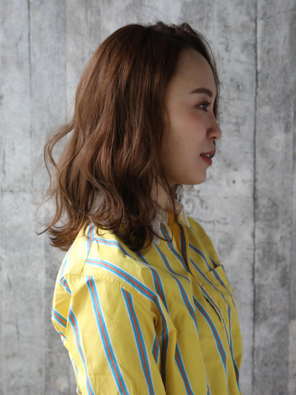 かきあげバング×ゆるふわウェーブが大人かわいいくびれミディ