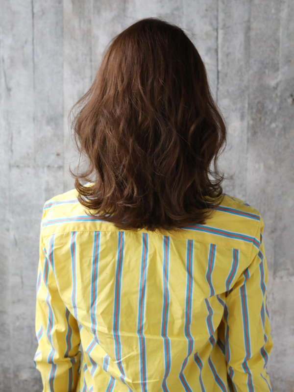 かきあげバング×ゆるふわウェーブが大人かわいいくびれミディ