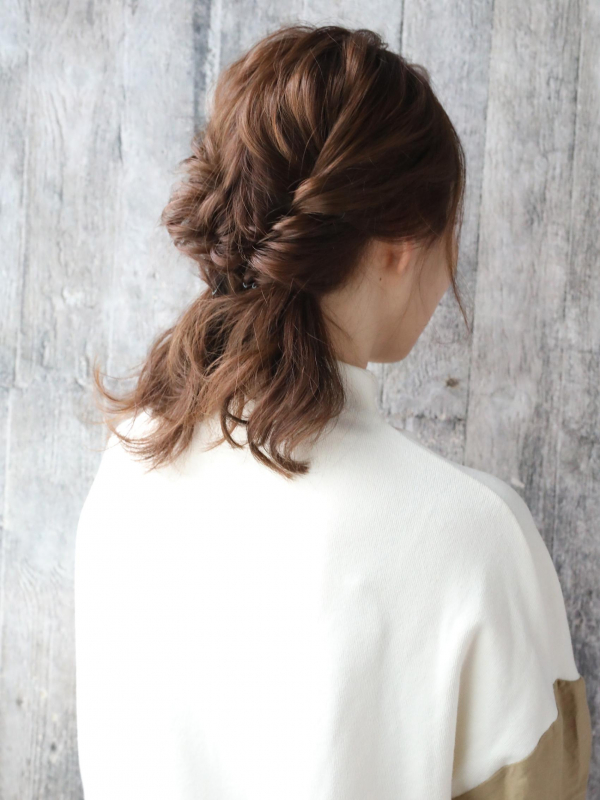 ねじり編みのハーフアップ風ミディアムアレンジ
