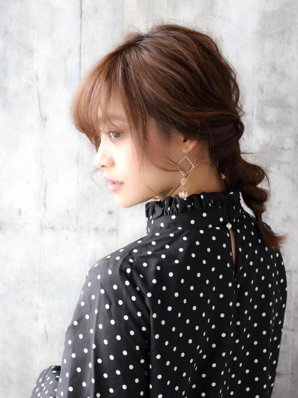 くるりんぱ×三つ編みだけ！簡単ミディアムアレンジ