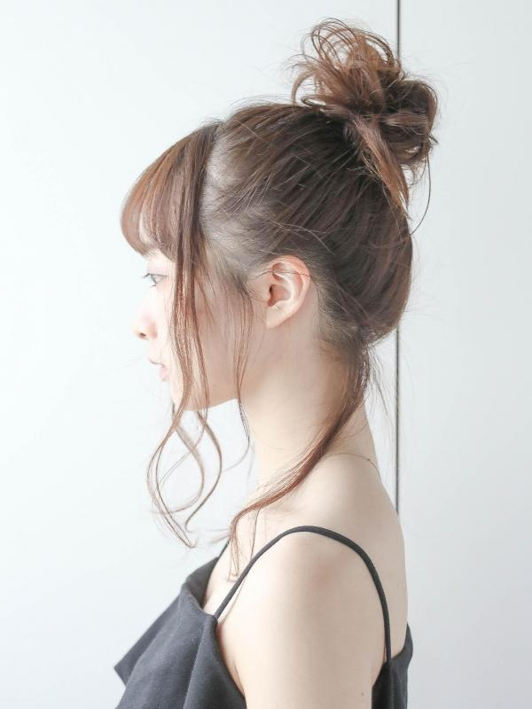 高めお団子×シースルーバングの大人かわいいミディアムアレンジ