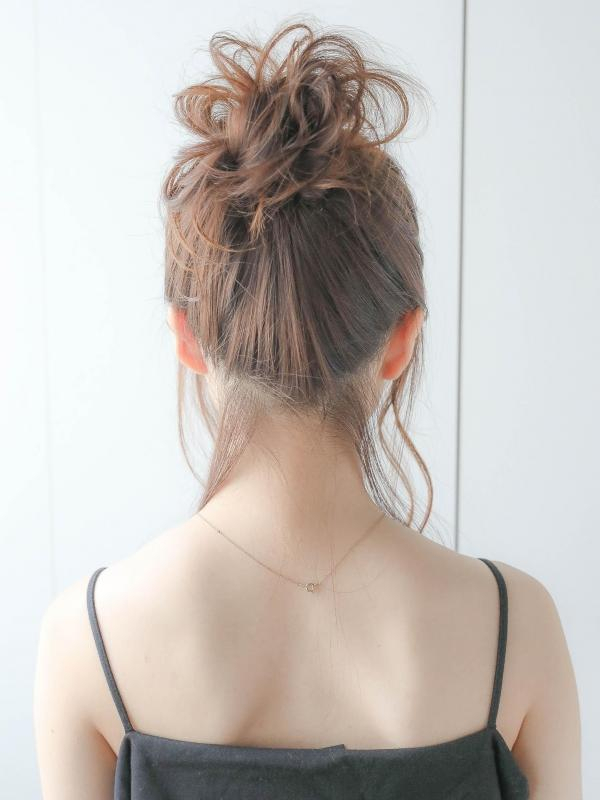 高めお団子×シースルーバングの大人かわいいミディアムアレンジ