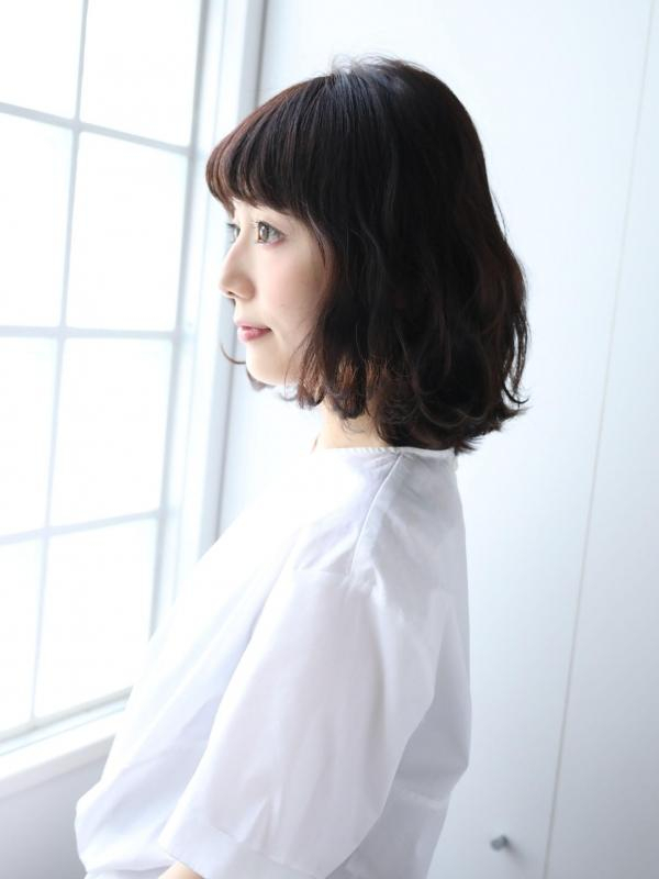 くせ毛さんにもおすすめ！大人かわいい外ハネくびれミディアム
