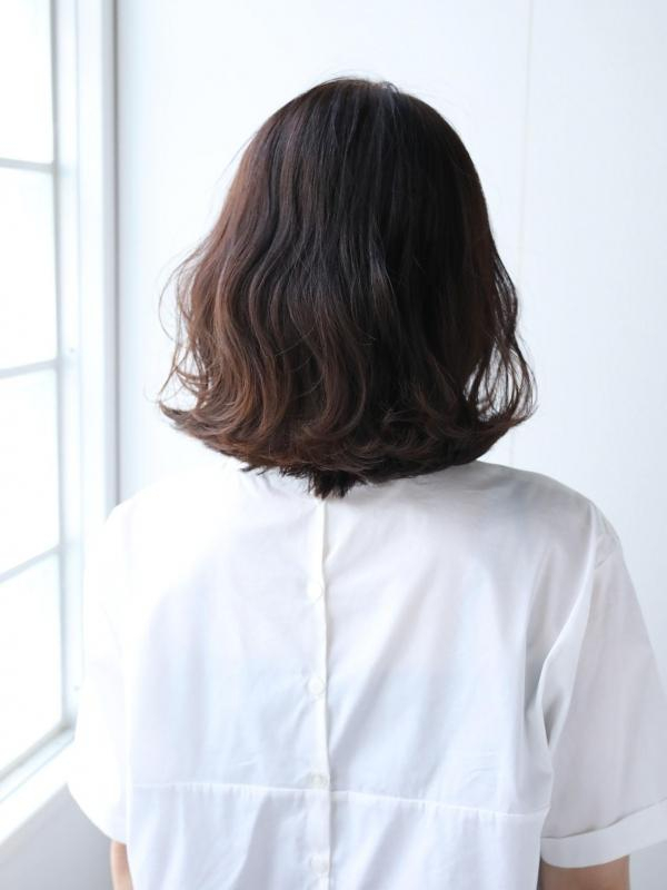 くせ毛さんにもおすすめ！大人かわいい外ハネくびれミディアム