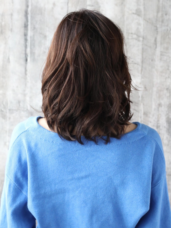 40代◎ウルフレイヤー×上品ウェーブのくびれミディ