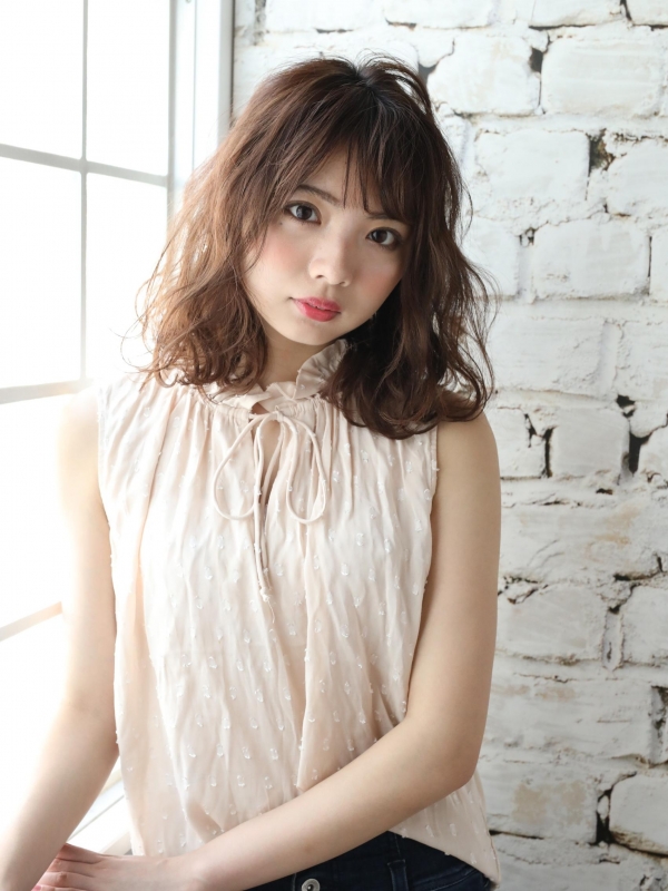 前髪あり×ゆるふわウェーブの愛されミディアム