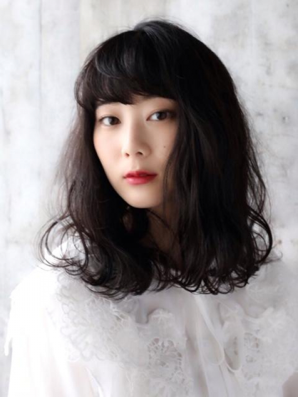 厚めバング×ゆるふわパーマのアンニュイな黒髪ミディアム