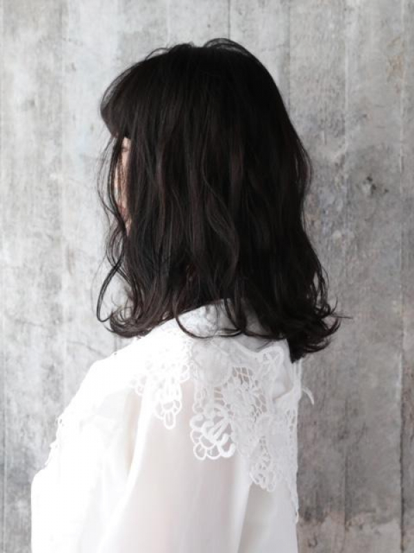 厚めバング×ゆるふわパーマのアンニュイな黒髪ミディアム