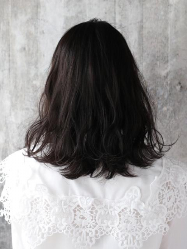 厚めバング×ゆるふわパーマのアンニュイな黒髪ミディアム