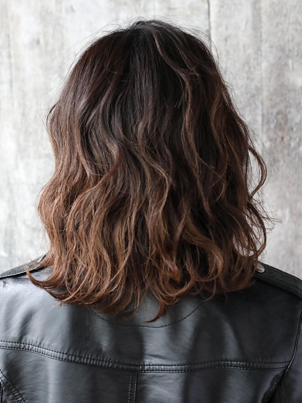 かきあげバング×波ウェーブでモードな大人ミディアム