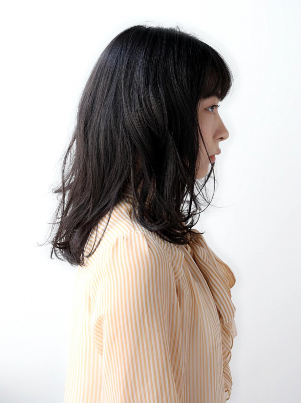 ぱっつん前髪×黒髪のナチュラルガーリーなゆるふわミディ