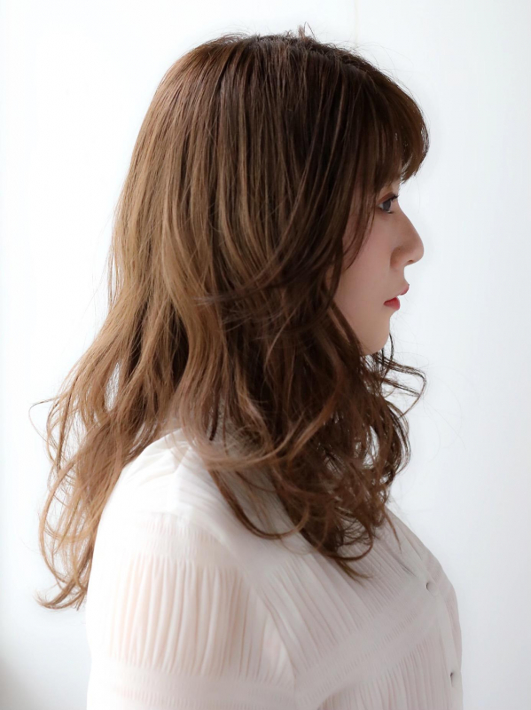 ゆるふわパーマ×シースルーバングの大人かわいいミディアムヘア