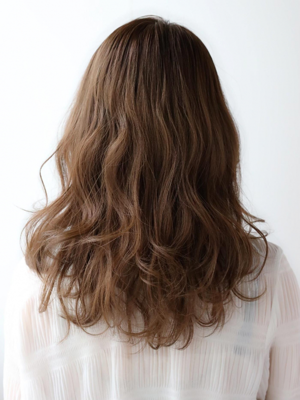 ゆるふわパーマ×シースルーバングの大人かわいいミディアムヘア