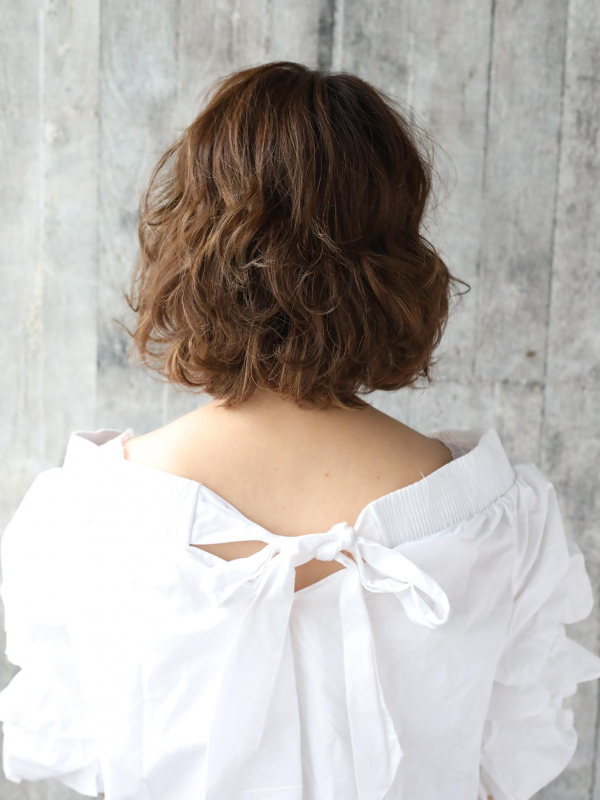 立体感のある強めパーマが大人可愛いボブヘア