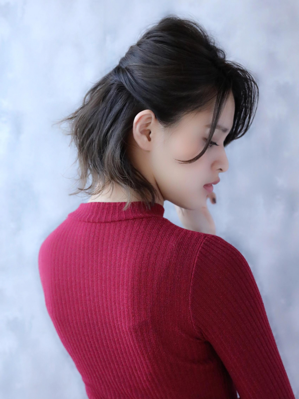 ルーズなハーフアップですっきりとしたボブスタイル