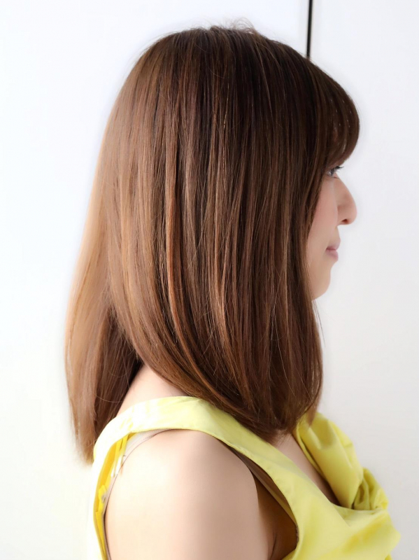 厚めバング×重めストレートの大人かわいいミディアム