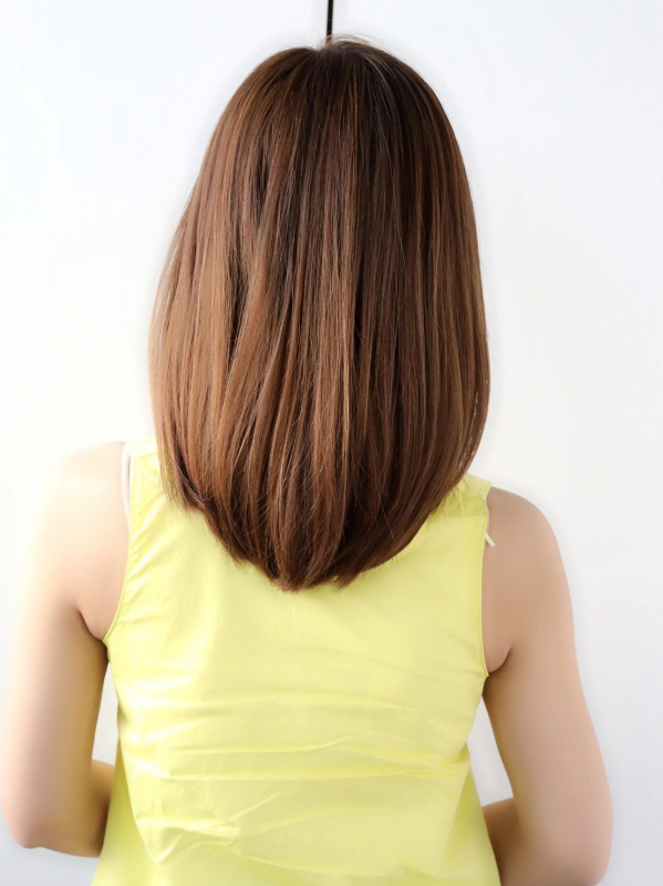 厚めバング×重めストレートの大人かわいいミディアム