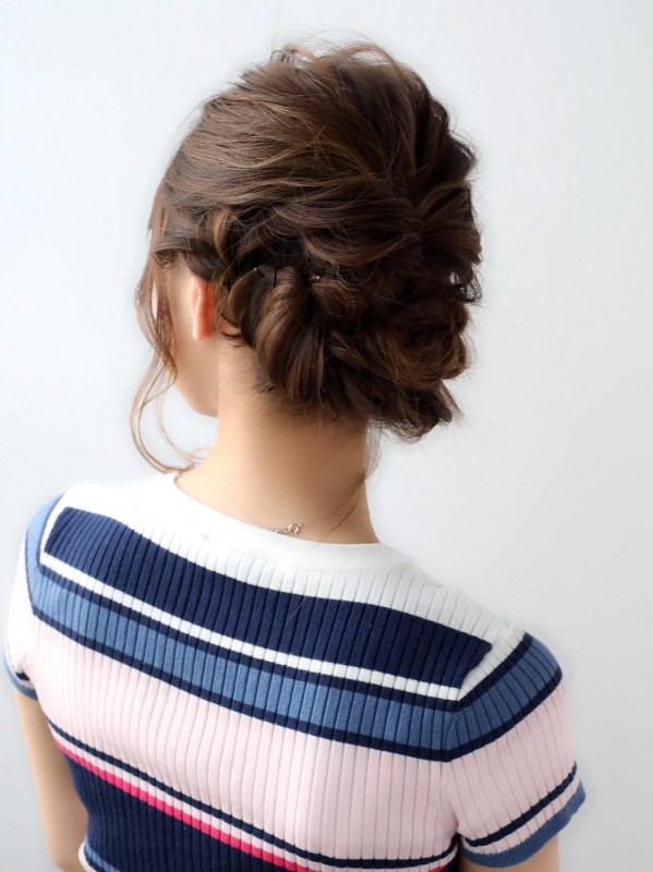 くるりんぱ×ねじり編みの簡単ミディアムアップアレンジ
