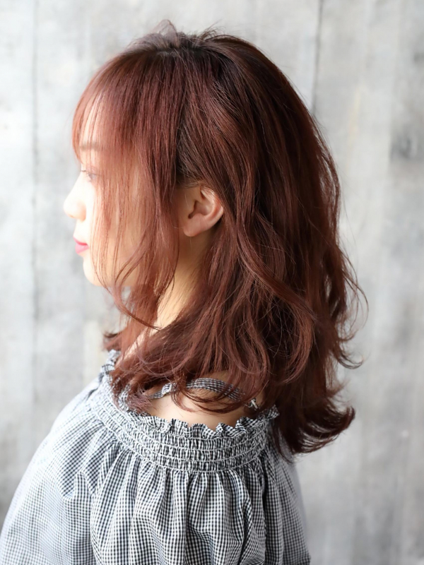 シースルーバング×ピンクブラウンのゆるふわパーマミディアム