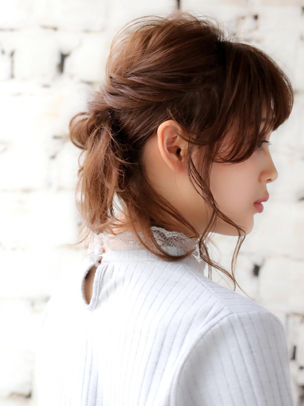 ねじりサイドポニーテールの簡単ミディアムアレンジ
