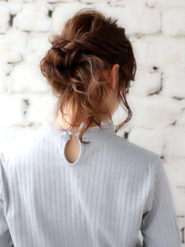 ねじりサイドポニーテールの簡単ミディアムアレンジ