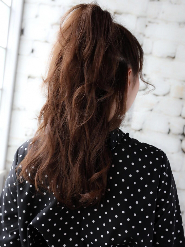 ゆるふわウェーブミディアムのハーフアップポニーテールアレンジ