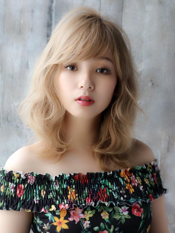 ホワイトミルクティーカラーで透明感！ゆるふわウェーブのミディ