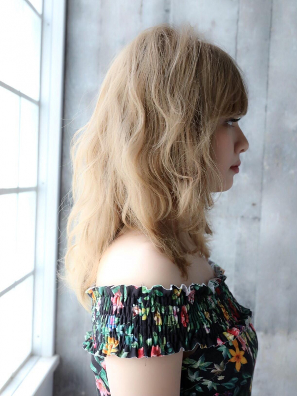 ホワイトミルクティーカラーで透明感！ゆるふわウェーブのミディ