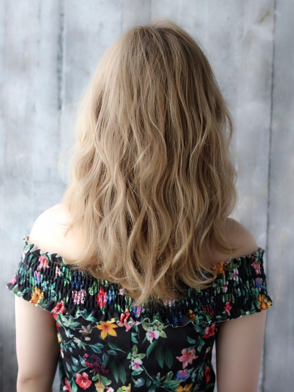 ホワイトミルクティーカラーで透明感！ゆるふわウェーブのミディ