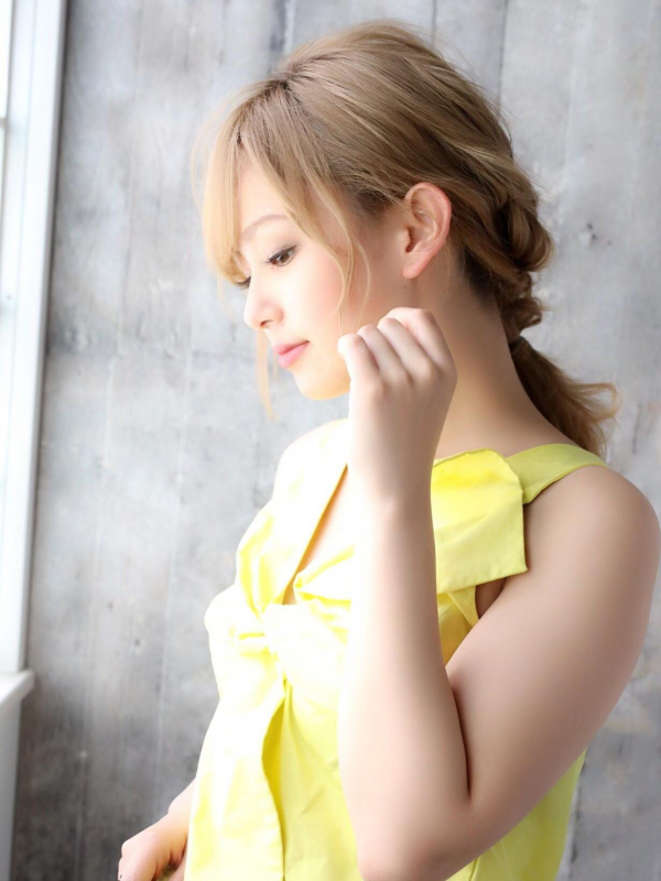 ハイトーン×三つ編みローポニーの外国人風ミディアムアレンジ