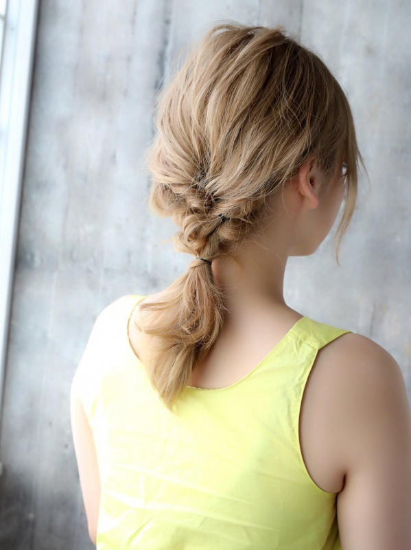 ハイトーン×三つ編みローポニーの外国人風ミディアムアレンジ