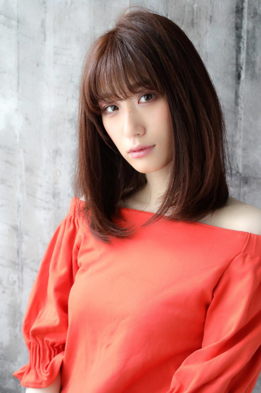 ふんわりバングが大人かわいい！内巻きミディアムストレート