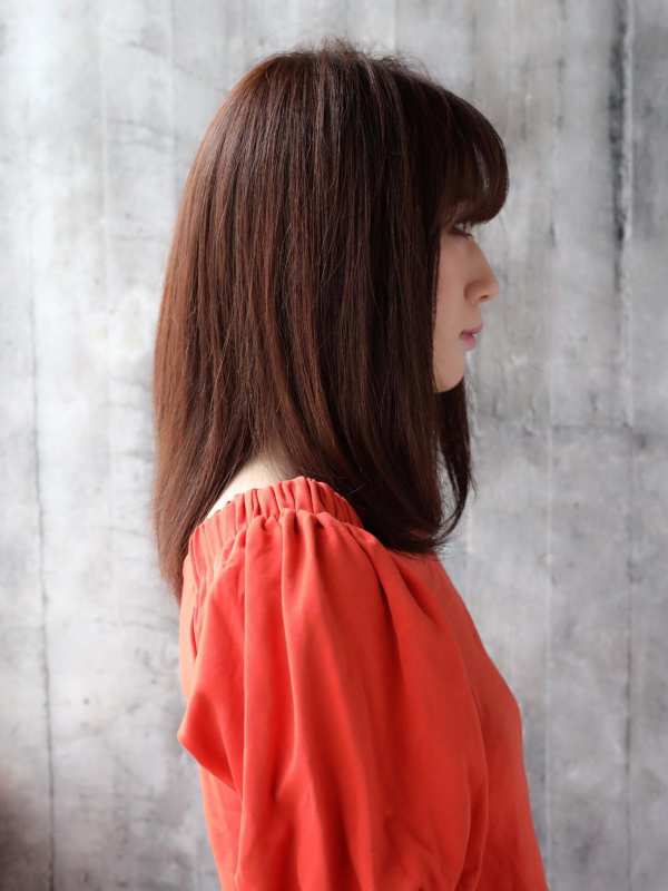 ふんわりバングが大人かわいい！内巻きミディアムストレート