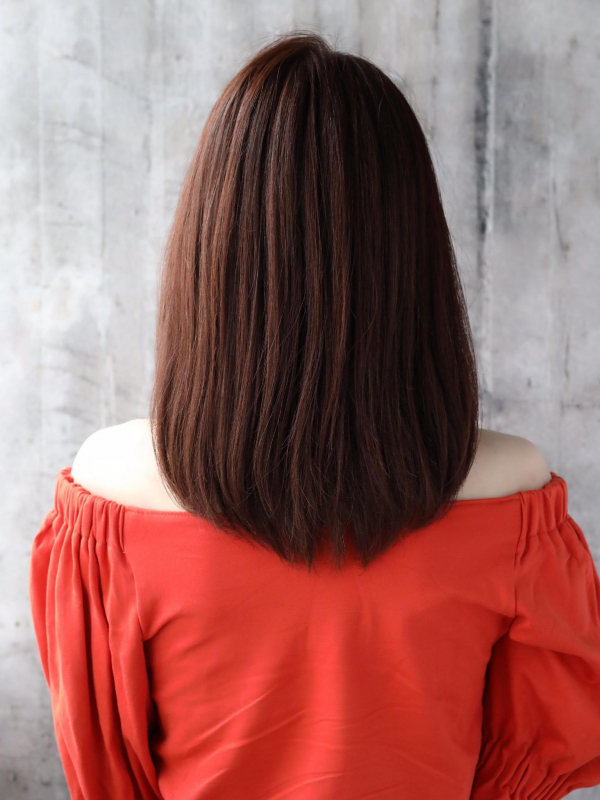 ふんわりバングが大人かわいい！内巻きミディアムストレート