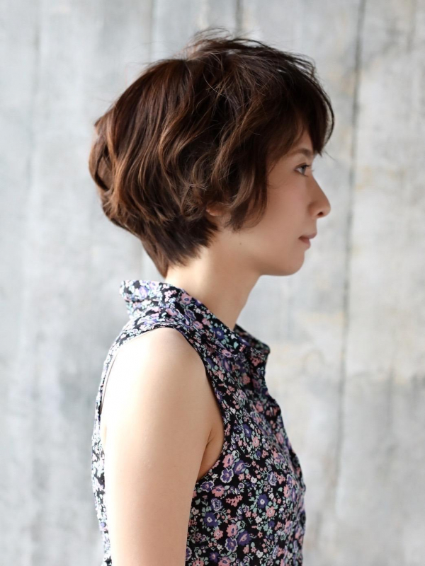 ゆるふわウェーブ×ツヤ感ブラウンの大人ショート