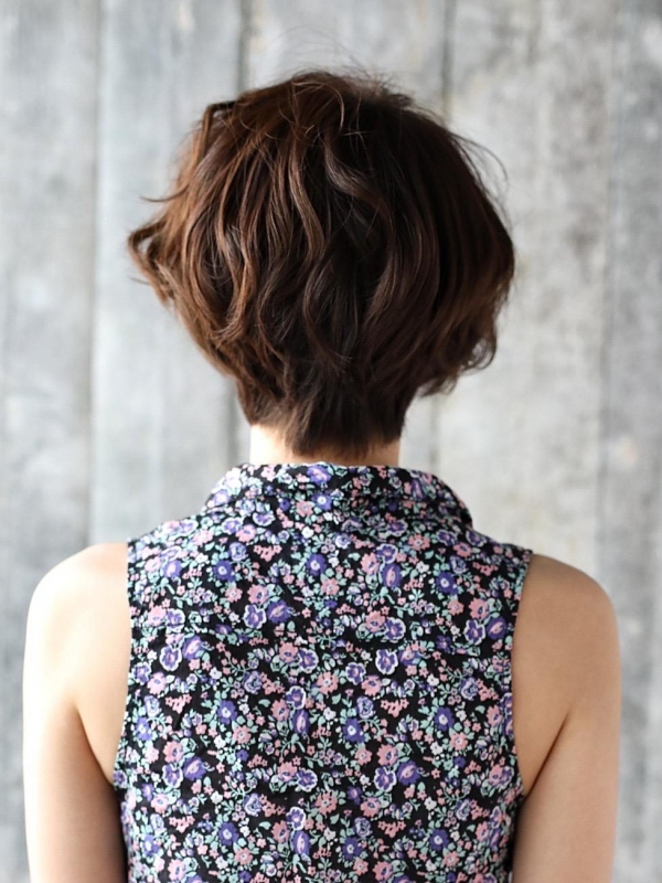 ゆるふわウェーブ×ツヤ感ブラウンの大人ショート