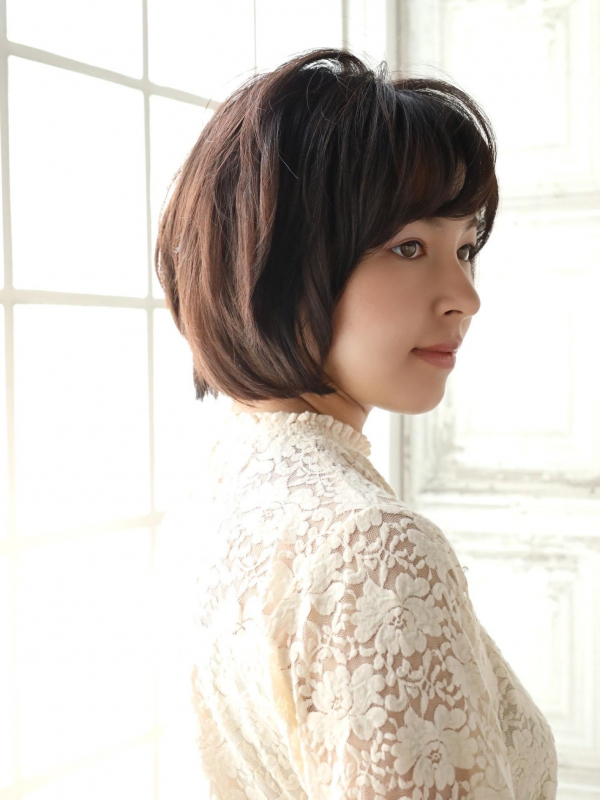 小顔効果抜群の暗髪のボブスタイル