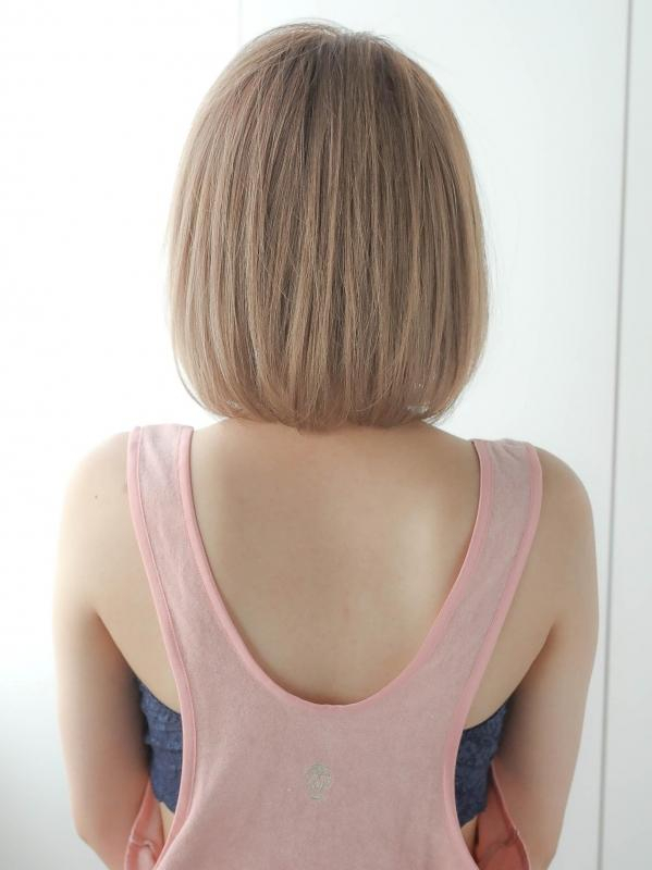 ミルキーベージュ×ストレートの小顔耳かけボブ