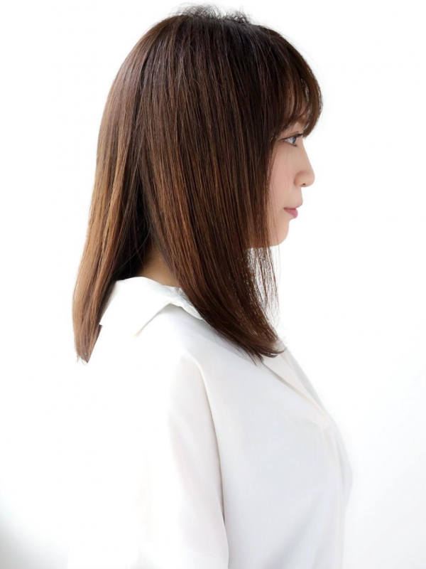 前髪あり×暗髪が大人かわいいベーシックなミディアムストレート