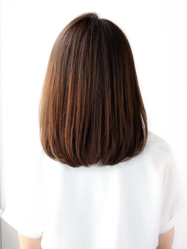 前髪あり×暗髪が大人かわいいベーシックなミディアムストレート