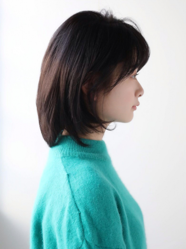 上品な印象の大人っぽい前下がりボブスタイル