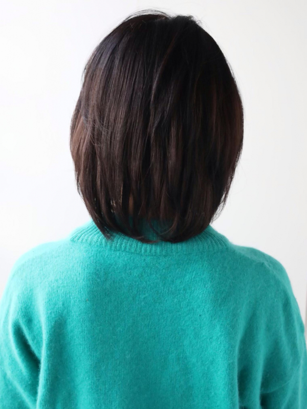 上品な印象の大人っぽい前下がりボブスタイル