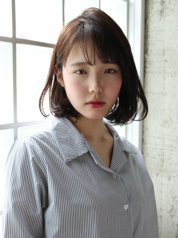 シースルーバングで透明感！大人かわいいストカールボブ