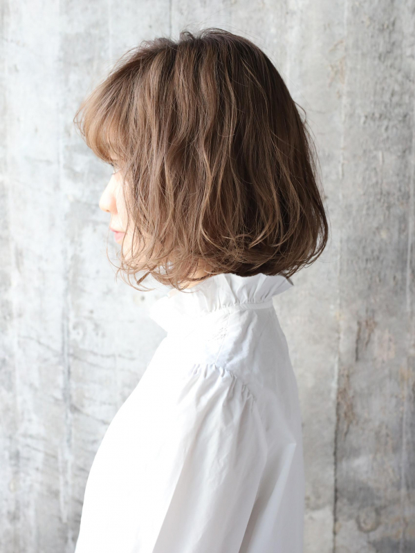 外国人風カラー×ゆるふわパーマの切りっぱなしボブ