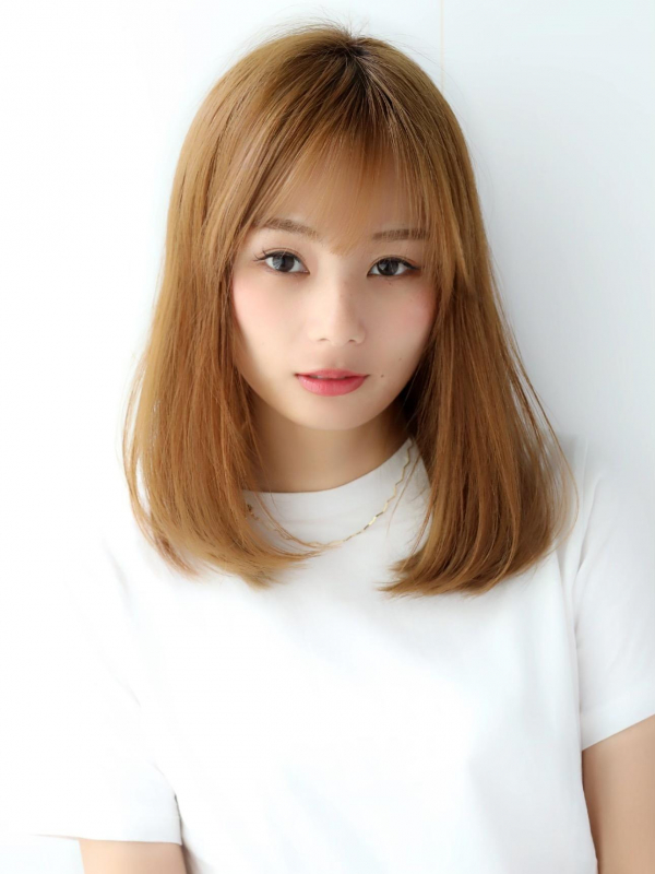 シースルーバング×ゴールドアッシュの大人かわいいミディアムス