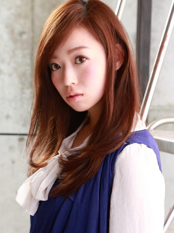 前髪なしのストレートヘアがクールで大人ムードのセミロング