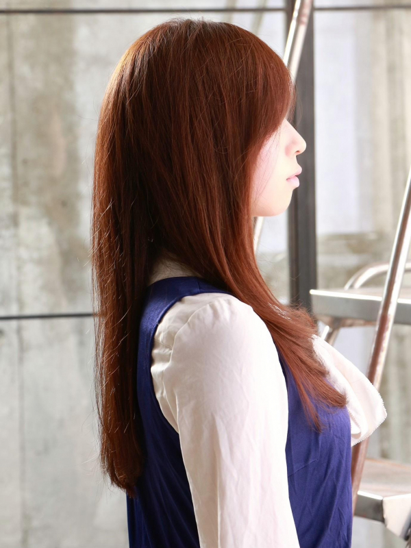 前髪なしのストレートヘアがクールで大人ムードのセミロング