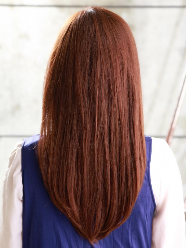 前髪なしのストレートヘアがクールで大人ムードのセミロング