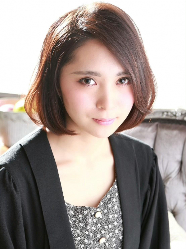 前上がりスタイルで落ち着いた印象のストレートボブ