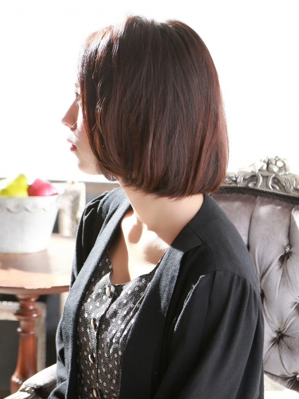 前上がりスタイルで落ち着いた印象のストレートボブ